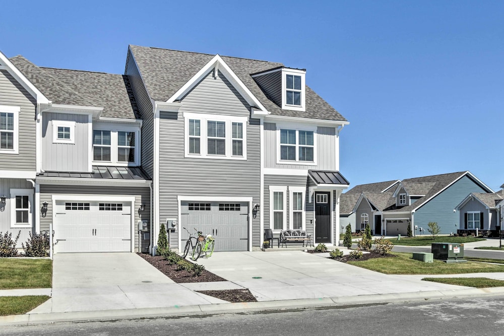 Beach Shuttle & Pool: Bishop's Landing Townhome view 4