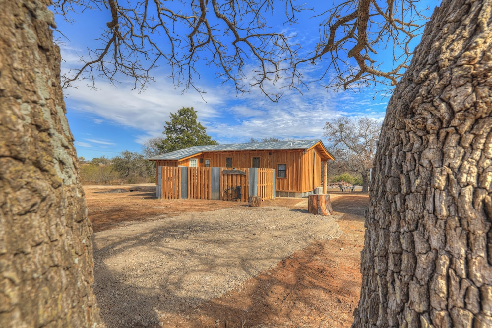 Texas Sawmill Cabin W/hot-tub, Pet-friendly, Minutes to Downtown!