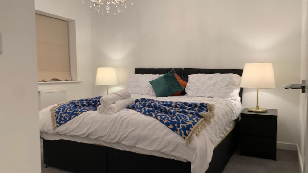 Pristine 3-bed House in Grays view 5