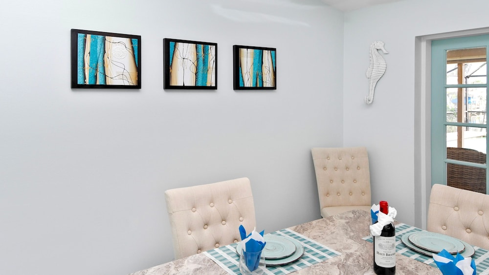 Love Bird Canalfront Villa Lounge Terrace Heated Pool pet Friendly