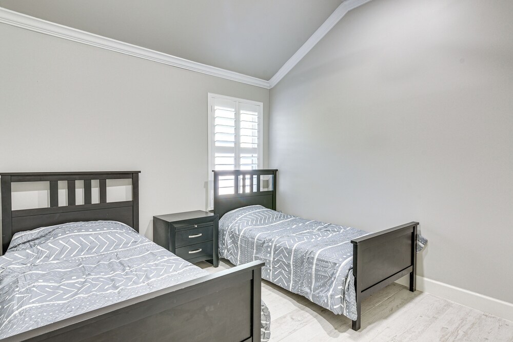 Community Pool & Courts: Missouri City Gem w/ Yard