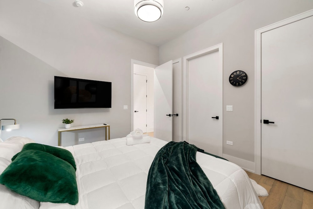 Chic 2BR 2BA Condo w Balcony - River North Chicago