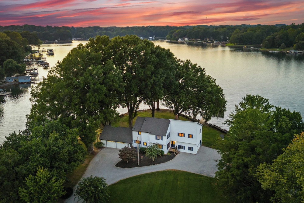 Lakefront Home w/ Dock, Game Room & Hot Tub Ponderosa Peninsula by Avantstay