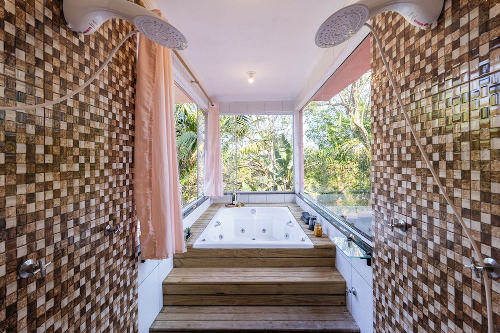 Sítio com 5 suítes e piscina