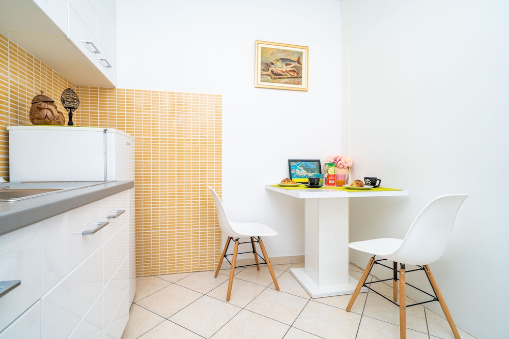 Jele Rooms