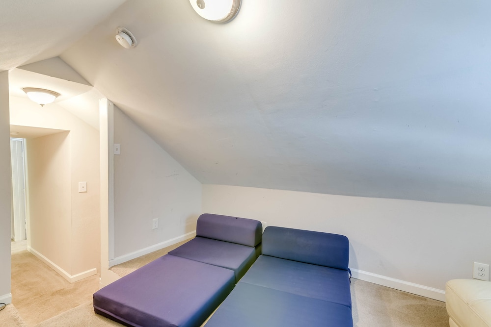 Galveston Vacation Rental: 2 Mi to Pleasure Pier! view 5
