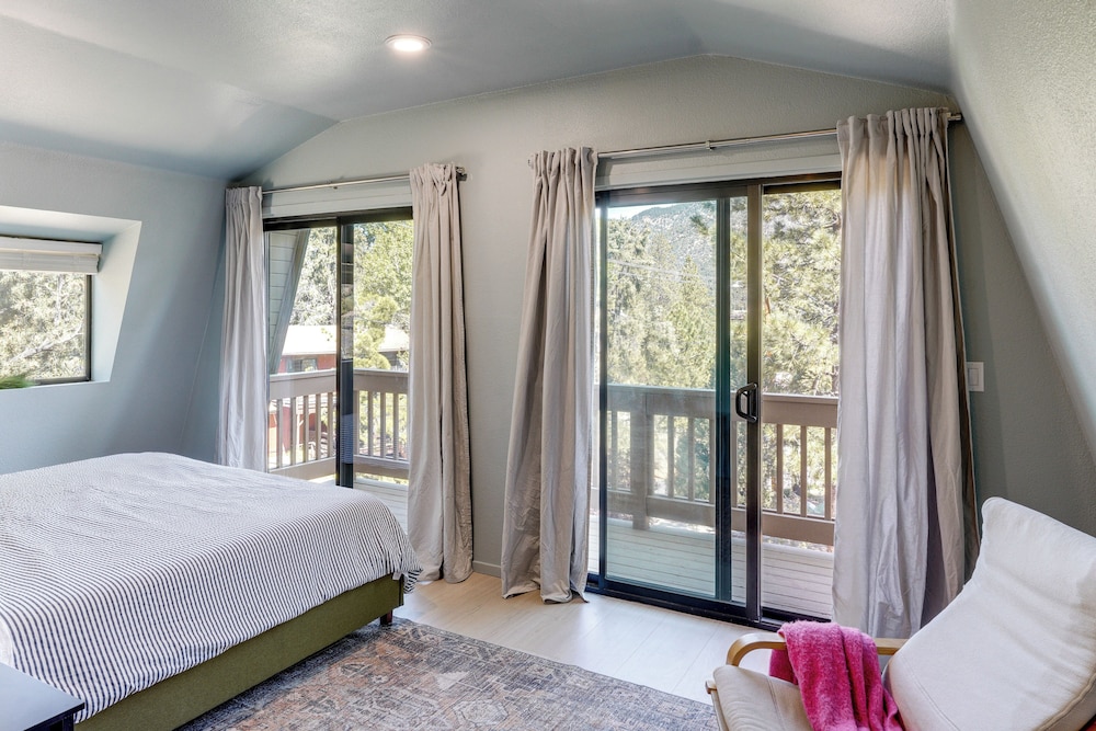 Walk to Village: Cozy Cabin in Pine Mountain Club!
