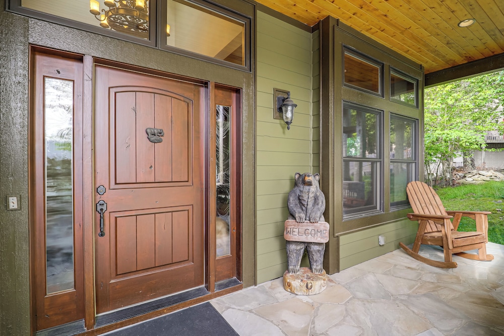 Hot Tub + Stunning Views: Luxury Beech Mtn Escape!