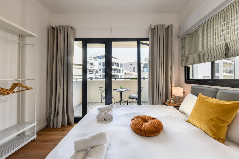Stylish 2BD Bauhaus Apt w Balcony view 3