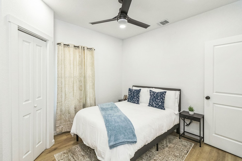 Stylish 4BR Home Mins to Downtown River Walk