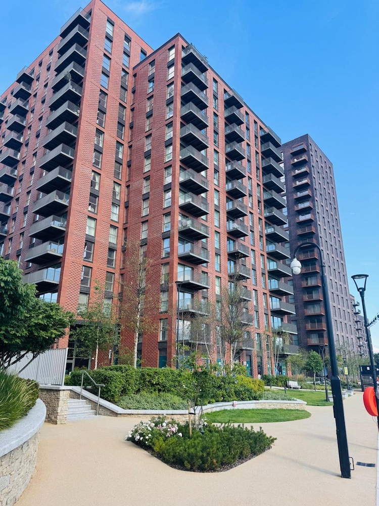 Central Wembley 2BR Modern Clean Connected