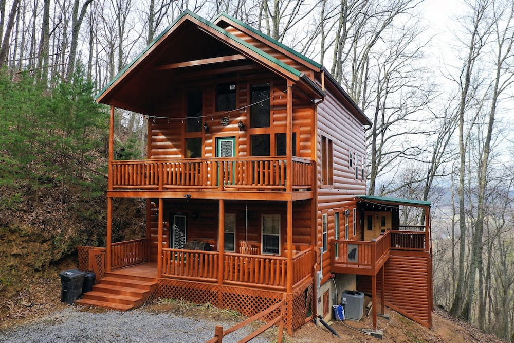Beautiful Cabin w hot tub Sauna Pool Table