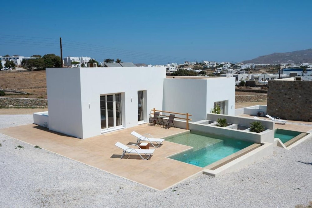 Adyton Luxury Suites Mykonos Poolside Luxury