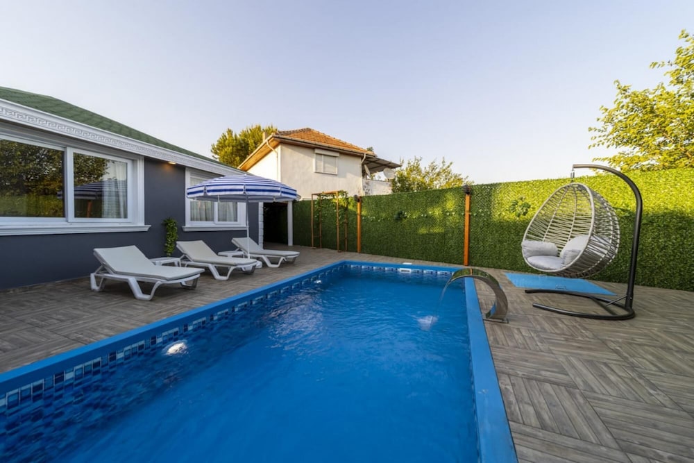 Villa With Private Pool Near Airport in Muratpasa