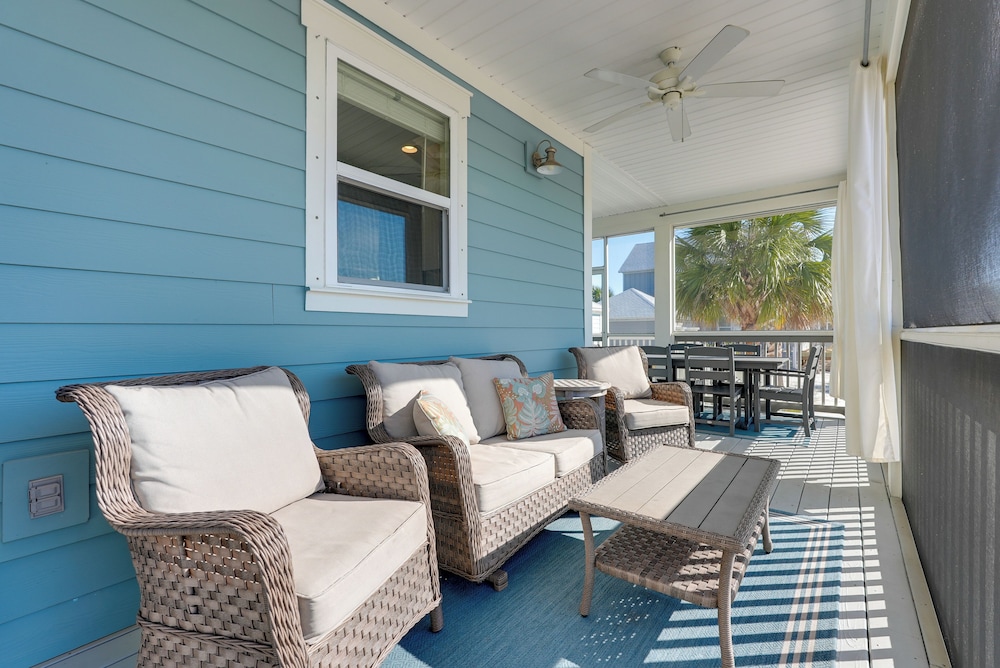 Steps to Shore: Windmark Beach Retreat w/ Balcony!