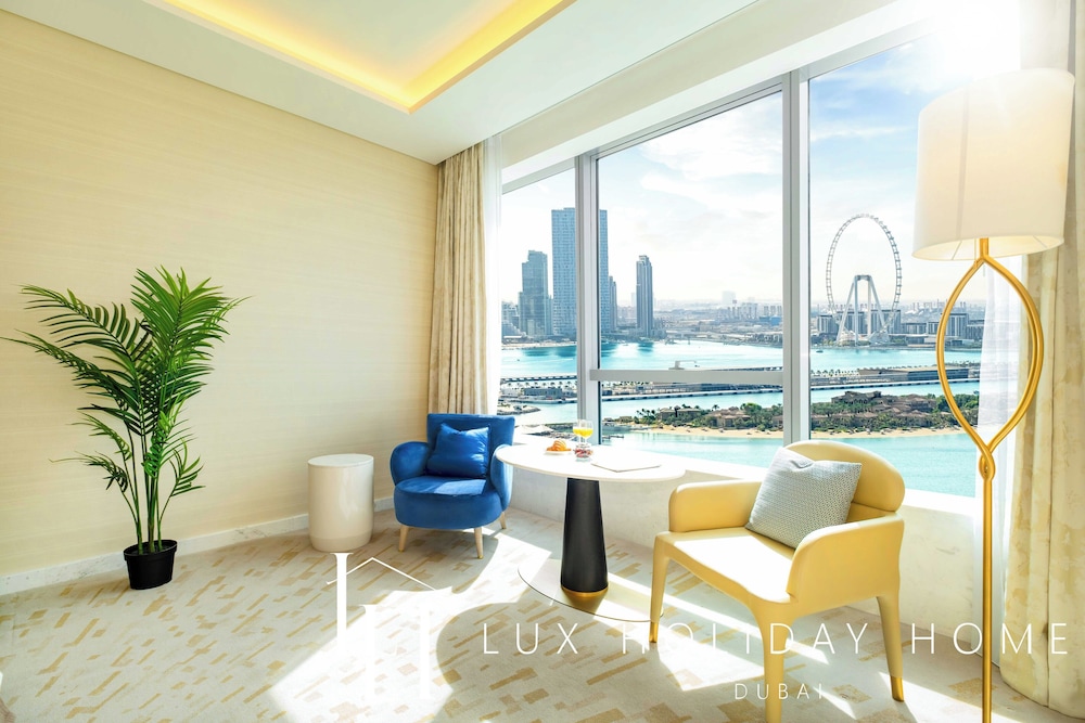 LUX Iconic Views at Palm Tower Studio