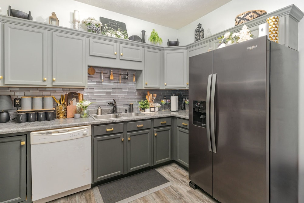 Stylish 2BR Townhome w Garage Patio Perfect for Stays or Assignments