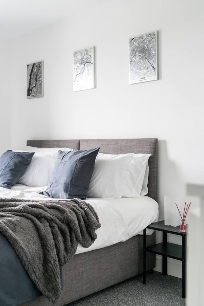 Livestay - One Bed Apt, Free Parking, Sleeps 4 view 5