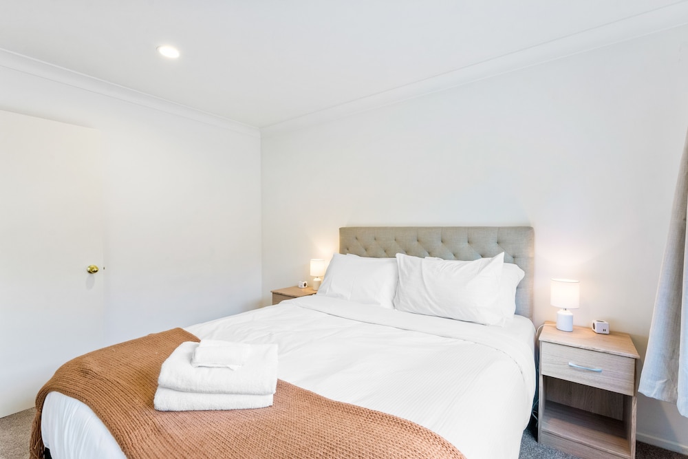 Central City 3BR Paradise- Sky- Netflix view 4