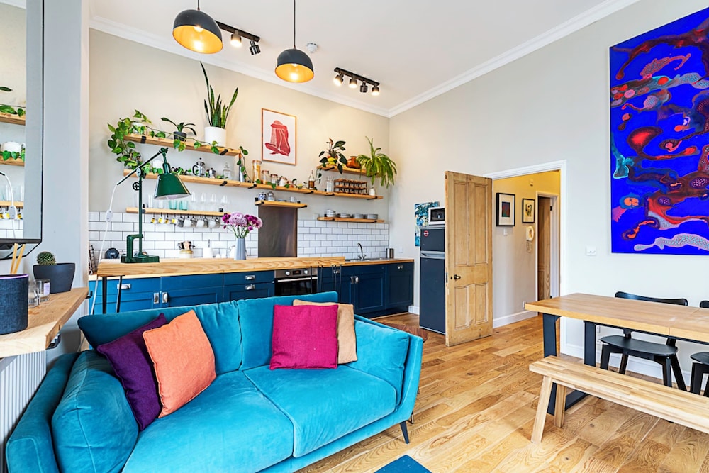 Beautiful Two Bedroom Abode Near Victoria
