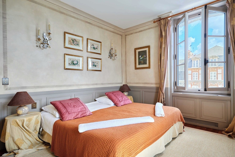 Luxury Duplex in the Heart of Deauville With a Large Garden view 5