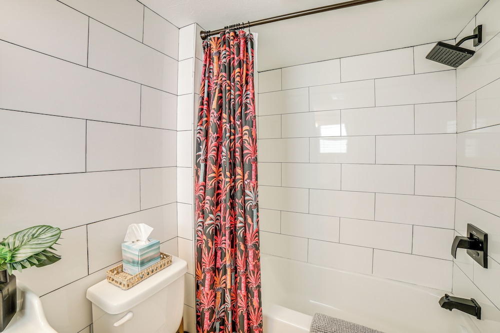 1 Mi to Dtwn Grand Rapids: Chic Condo w/ Balcony!