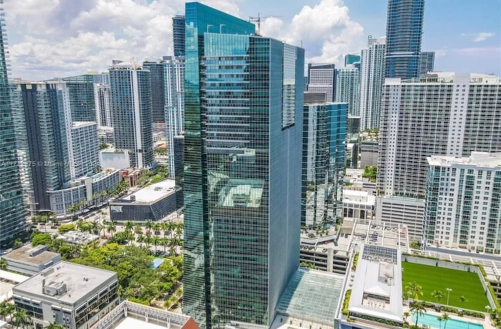 Brickell Floor 31 Sea View-Free Parking by Palermo Home