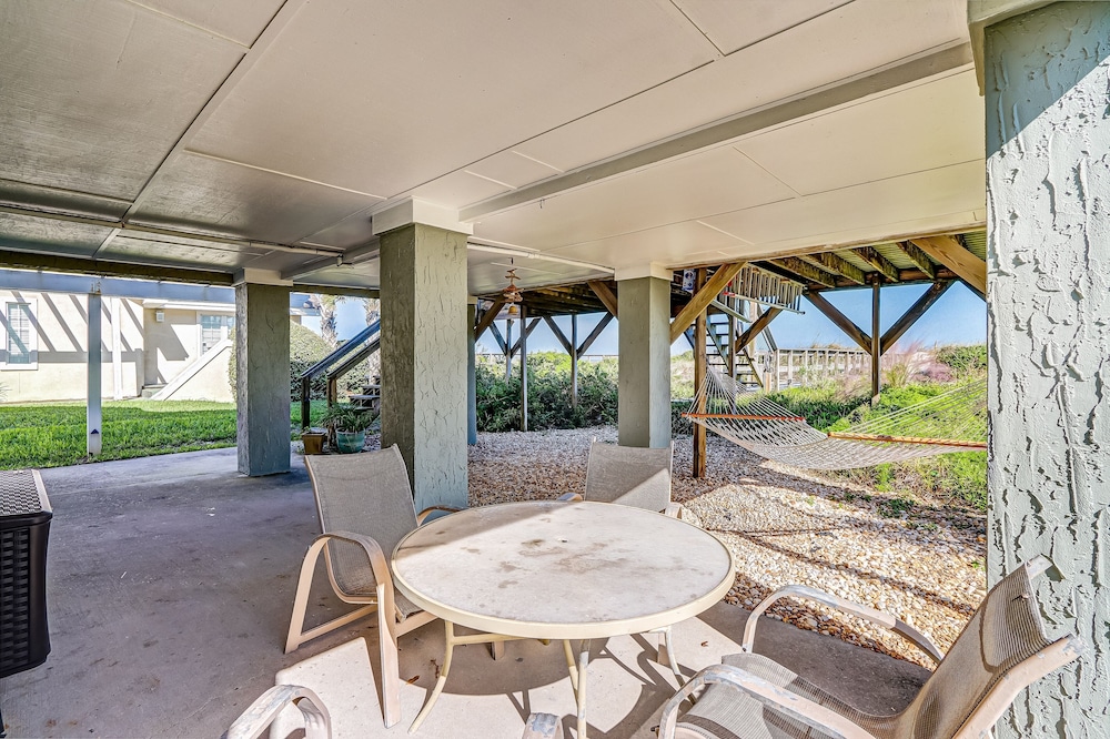 South Fletcher Spacious Family Friendly Home by RedAwning