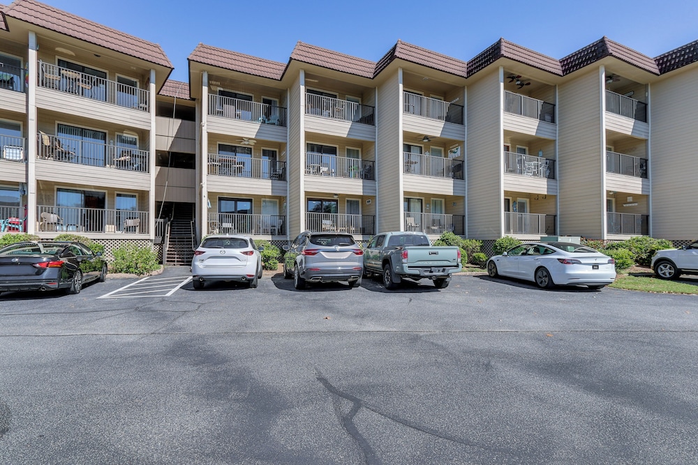 Pool, Tennis & Gym: Resort Condo in Hilton Head!