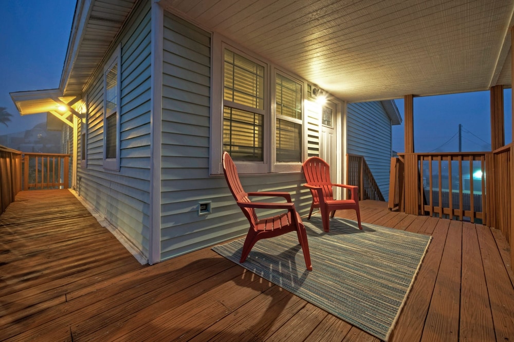 2-unit Home in Golf Cart Zone w Patio Balcony Salty Sunshine Multi-family Retreat