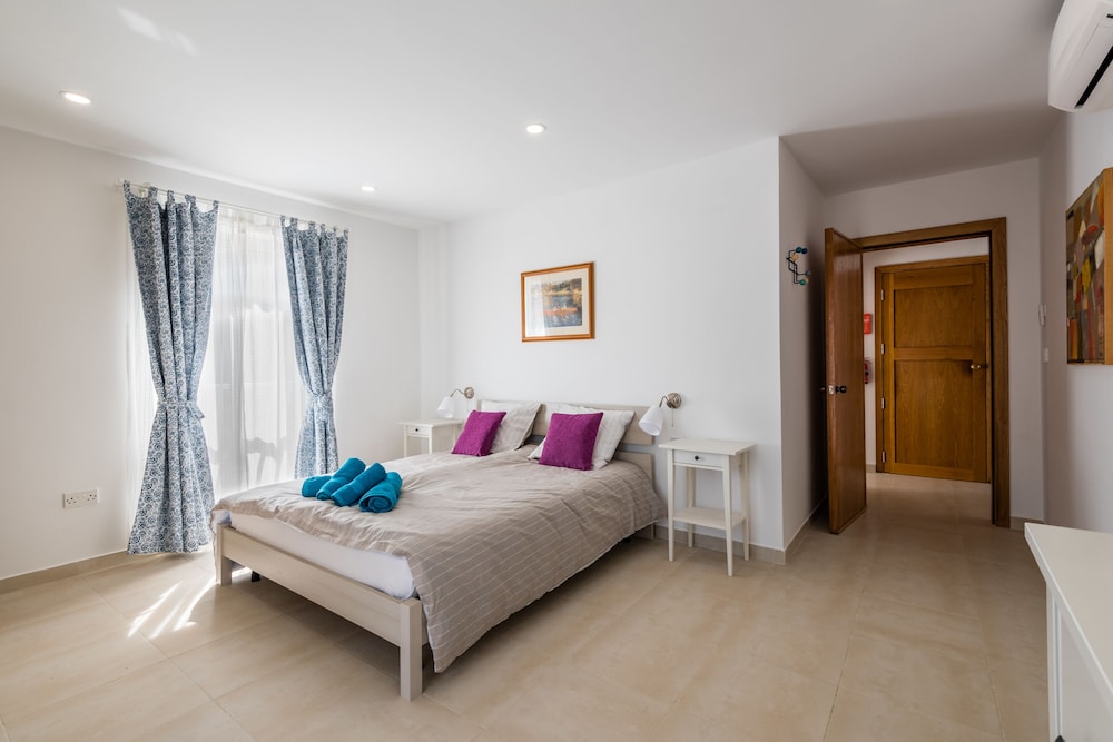 Yellow Pearl Apartments