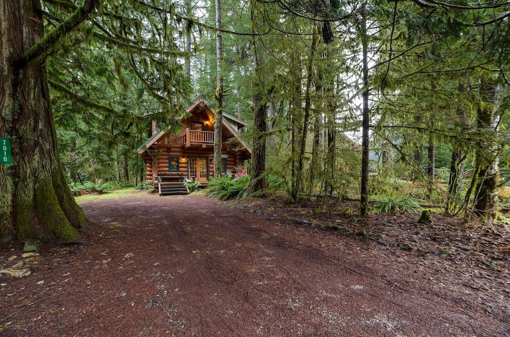 10sl - Real Log - Wifi - Sleeps-8 2 Bedroom Home by RedAwning
