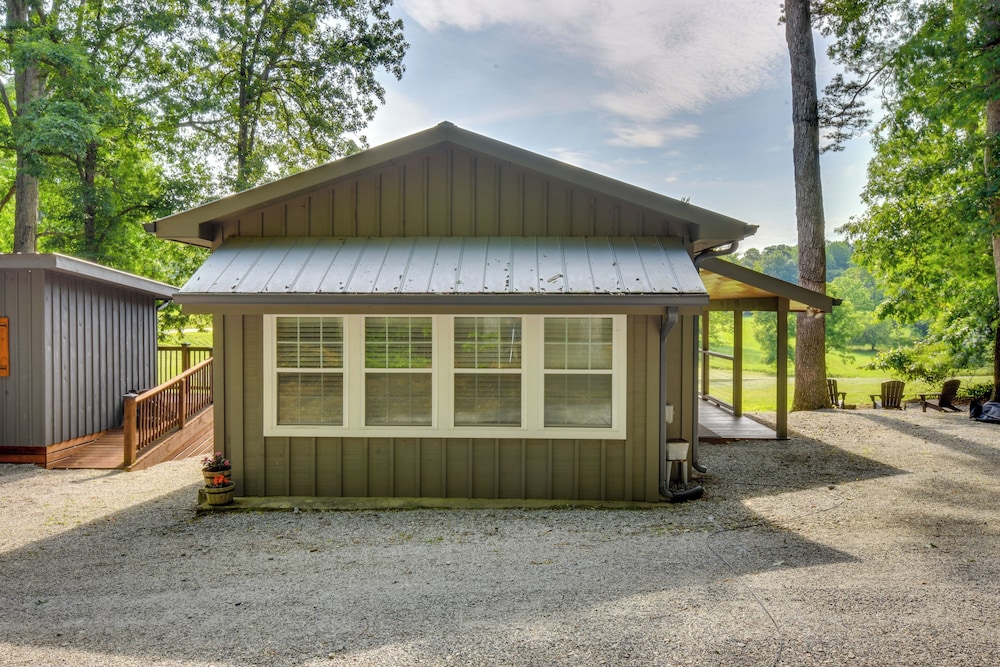 6 Mi to Helen: Romantic Georgia Cottage Hideaway!