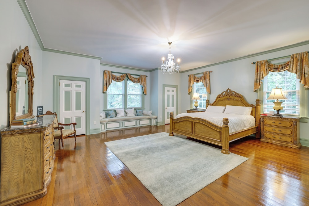Home on Sprawling Estate, 6 Mi to Dtwn Spartanburg