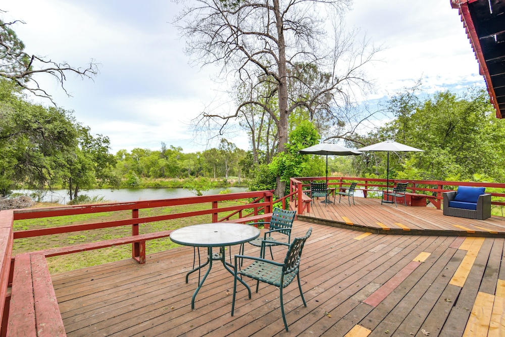 5 Mi to Lake Oroville: Huge Riverfront Home!