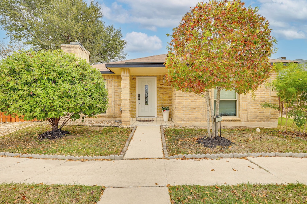 3 Mi to Randolph Afb: Family Home w/ Poker Table!