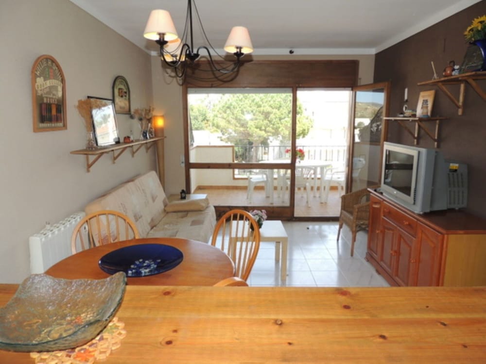 Pretty Apartment Near Roses Beach