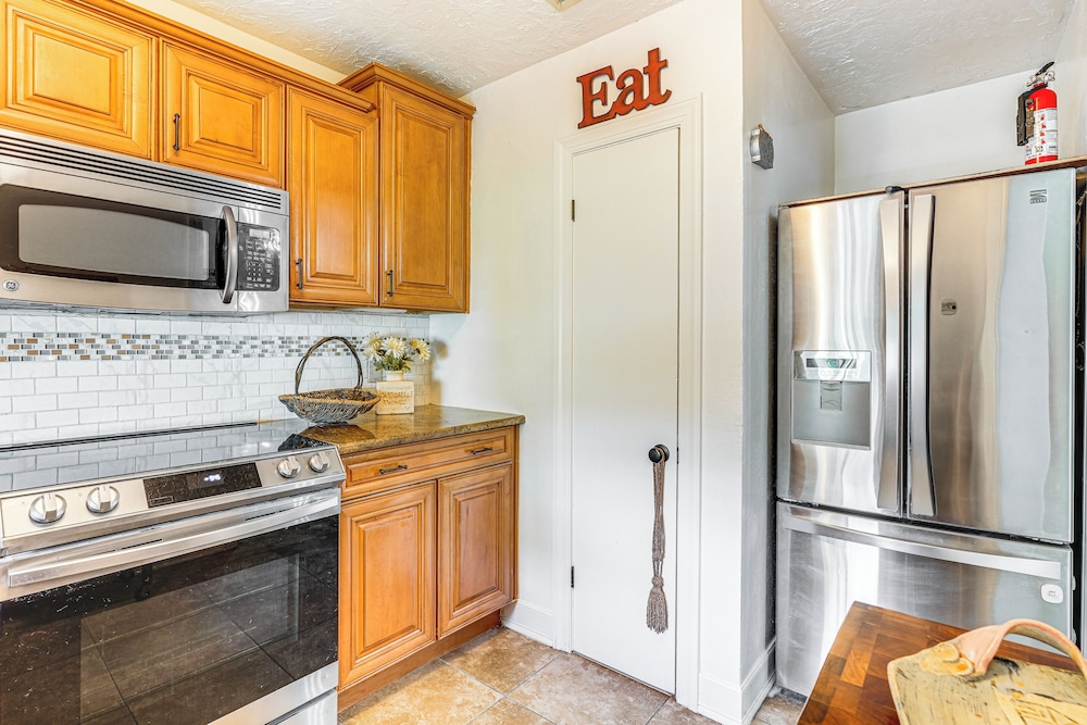 Walk to Parks & Golf: Artsy Bungalow in Lakeland!