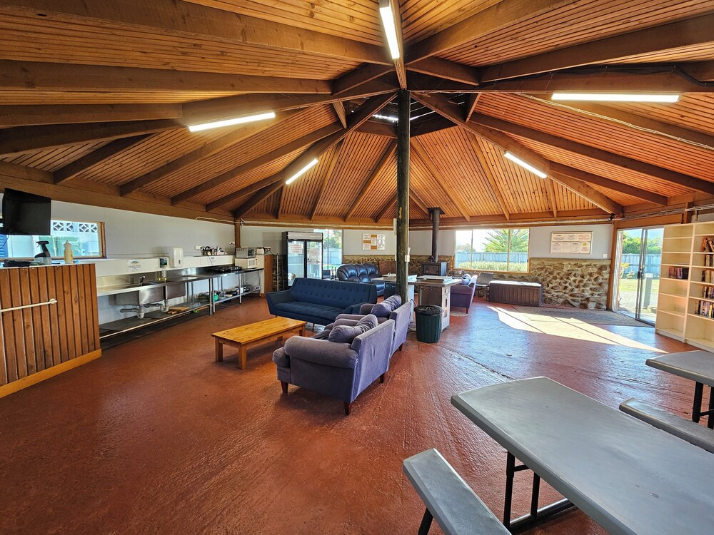 Snug Beach Cabin And Caravan Park