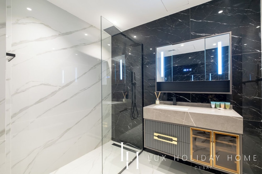 LUX The Premium Dubai Eye View Suite 2