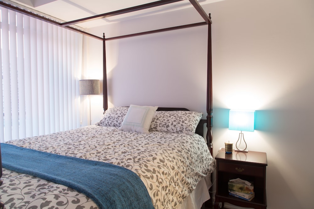 Toronto Queen Suites - Image 4