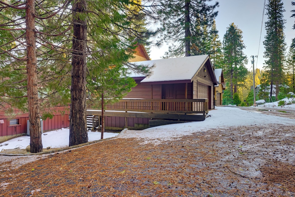 5 Mi to Dodge Ridge: Cabin in Strawberry