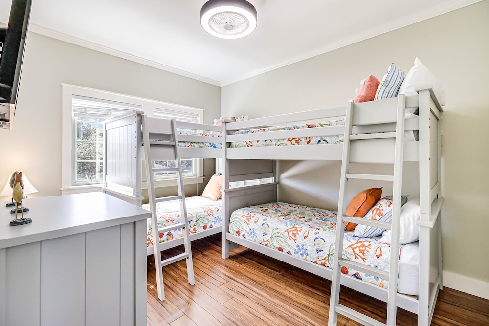 The James Pearl 4 Bedroom Home by RedAwning view 4