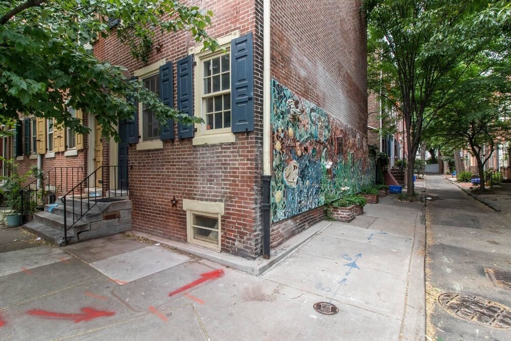 Historic Gem - City Center/patio/soak Tub view 5
