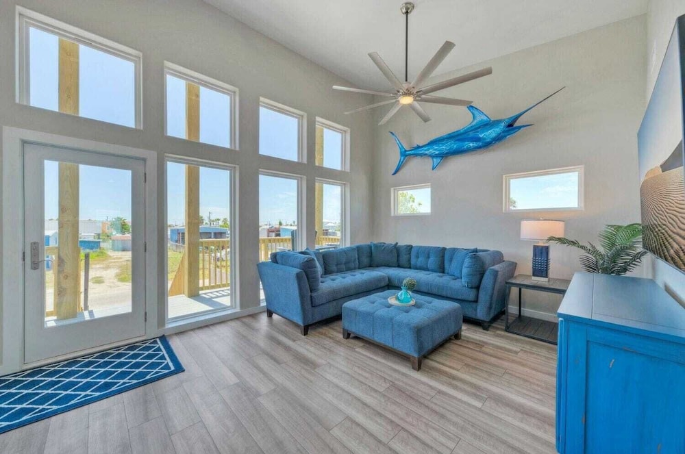 Sleeps 16 2 Homes, Priv Pool, Ping-pong 1block to Alister St. Shops & Dining