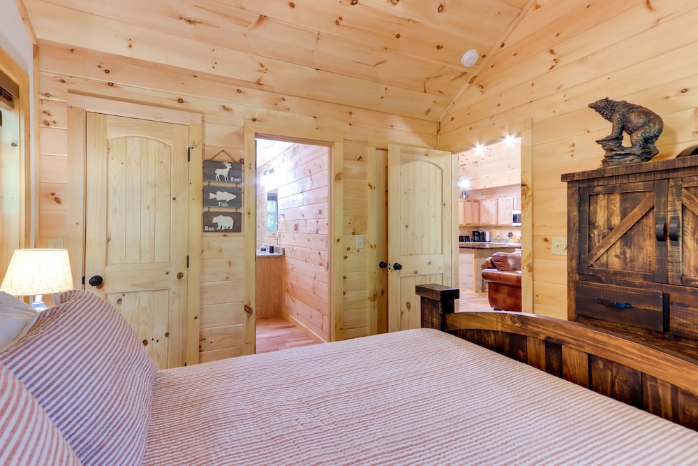 Blue Ridge Mountains Cabin w/ Hot Tub & Game Room! view 5