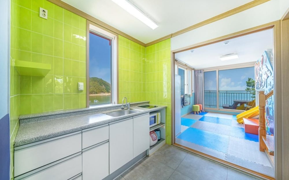 Geojedo Ocean View Dumo Mongdol Pension