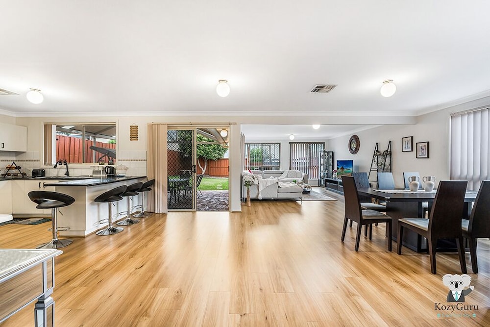 Kozyguru | West Hoxton | Spacious 7-Person Home With Backyard