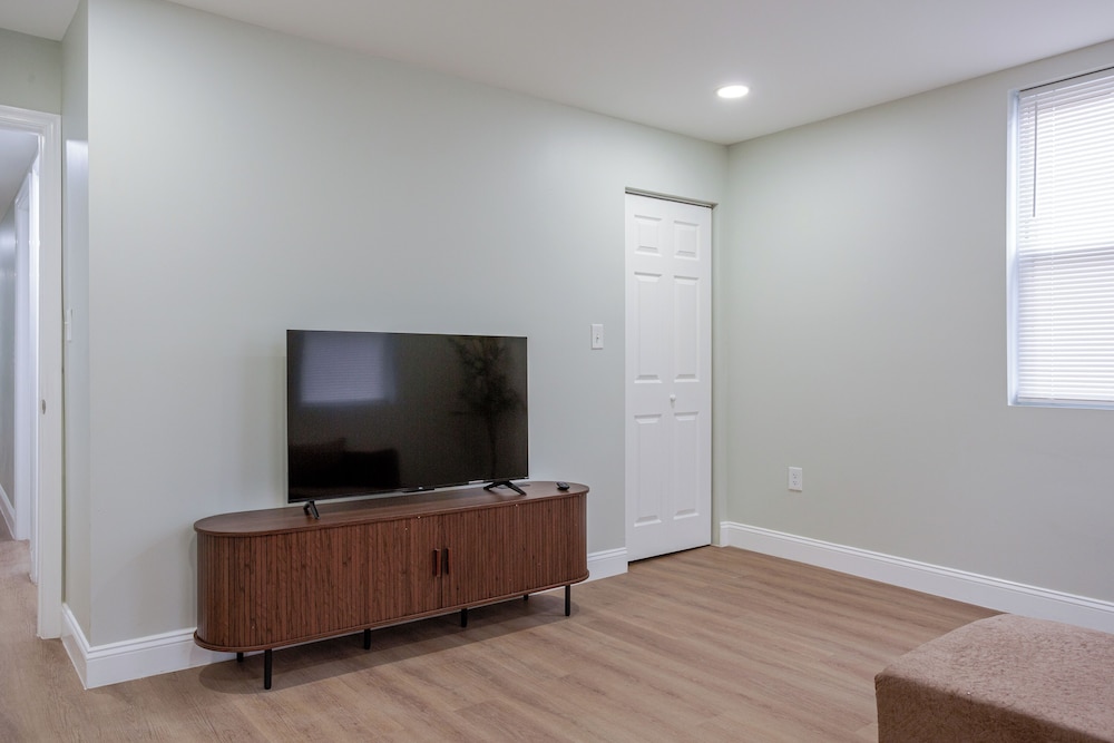 Stylish Minimalist Stay in City Center