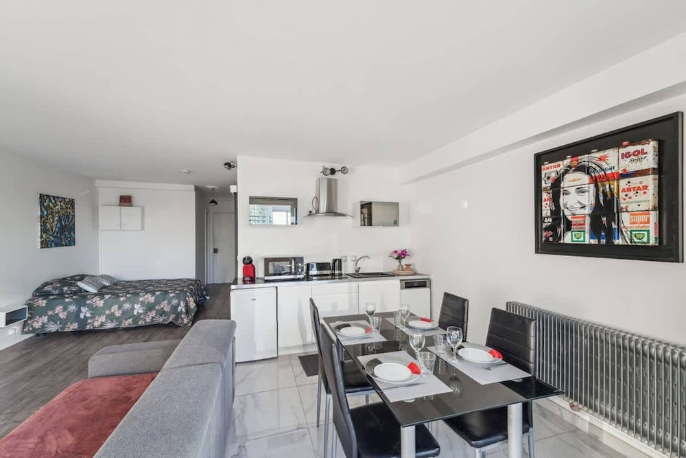 Spacious Studio Balcony -La D Fense-bail Mobilit